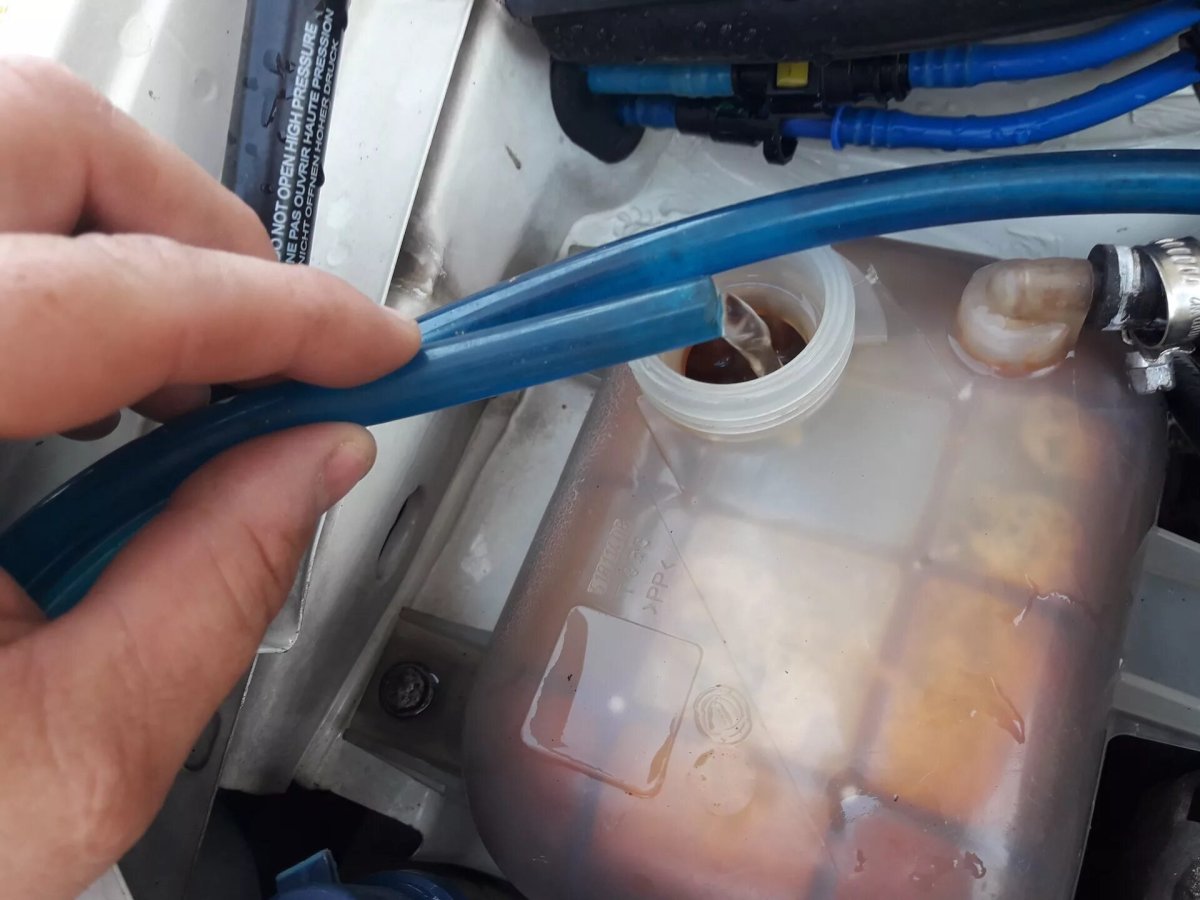 Бачок тормозной жидкости на Fiat Doblo 2008 года