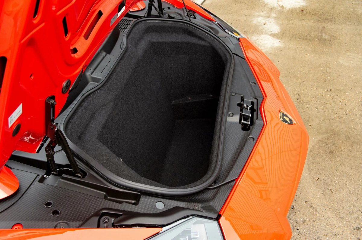 Багажник в Ламборгини Миура