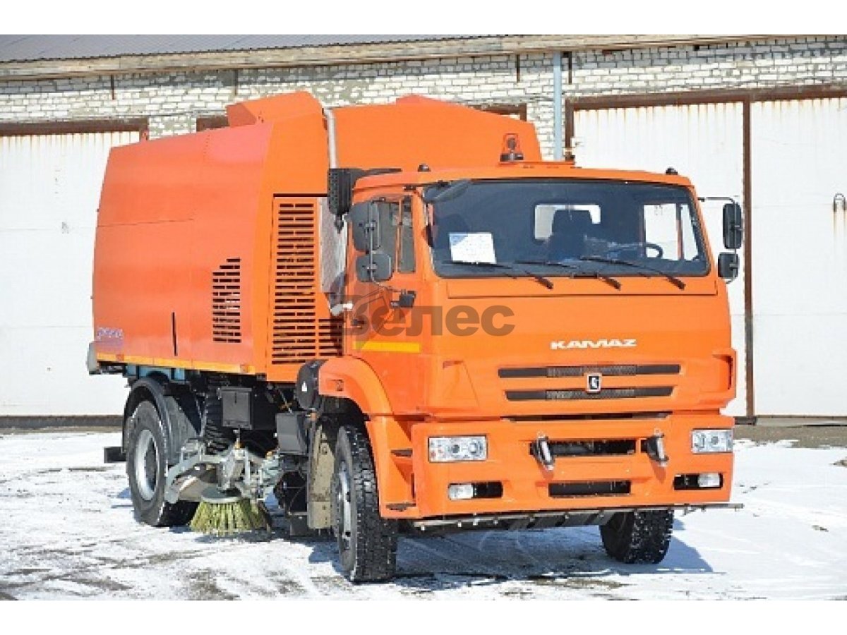 Вакуумная подметально-уборочная машина ко-318д