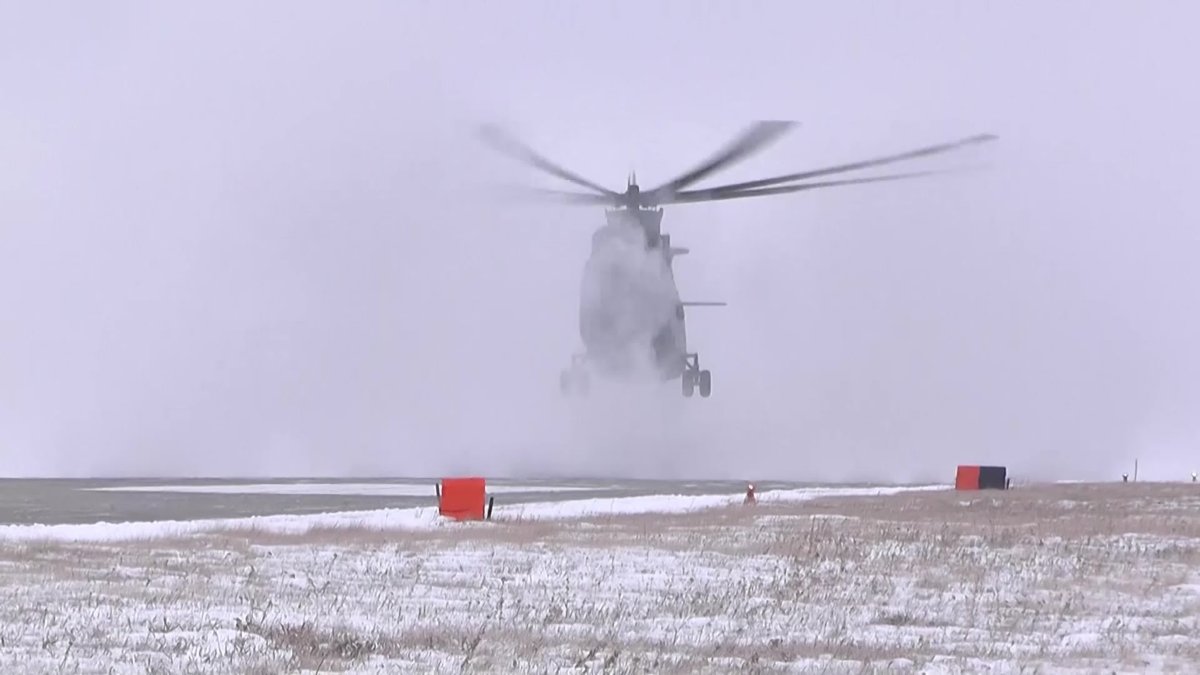 Ми 26 перевозит самолет