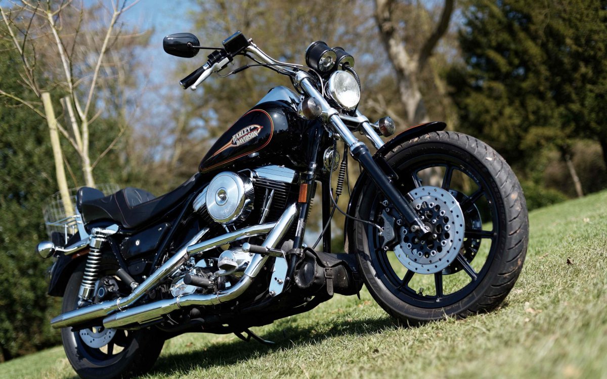 Мотоцикл Харлей Дэвидсон черный