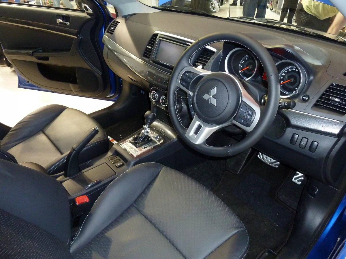 Лансер 10 раллиарт салон