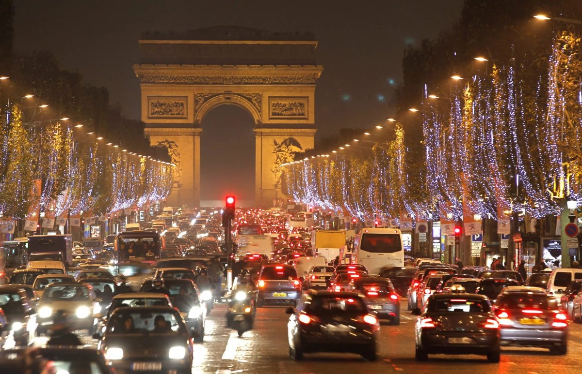 Пробка в Париже Елисейские поля