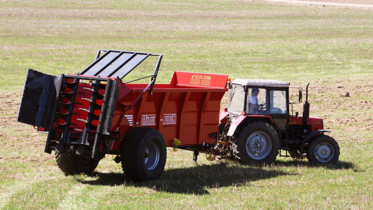 Тракторный прицеп навозоразбрасыватель удобрений