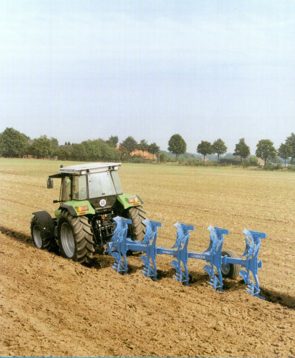 Трактор в поле