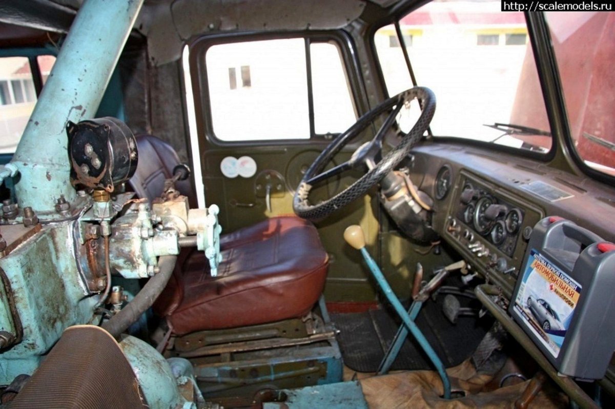 Урал 375 АЦ-40 кабина