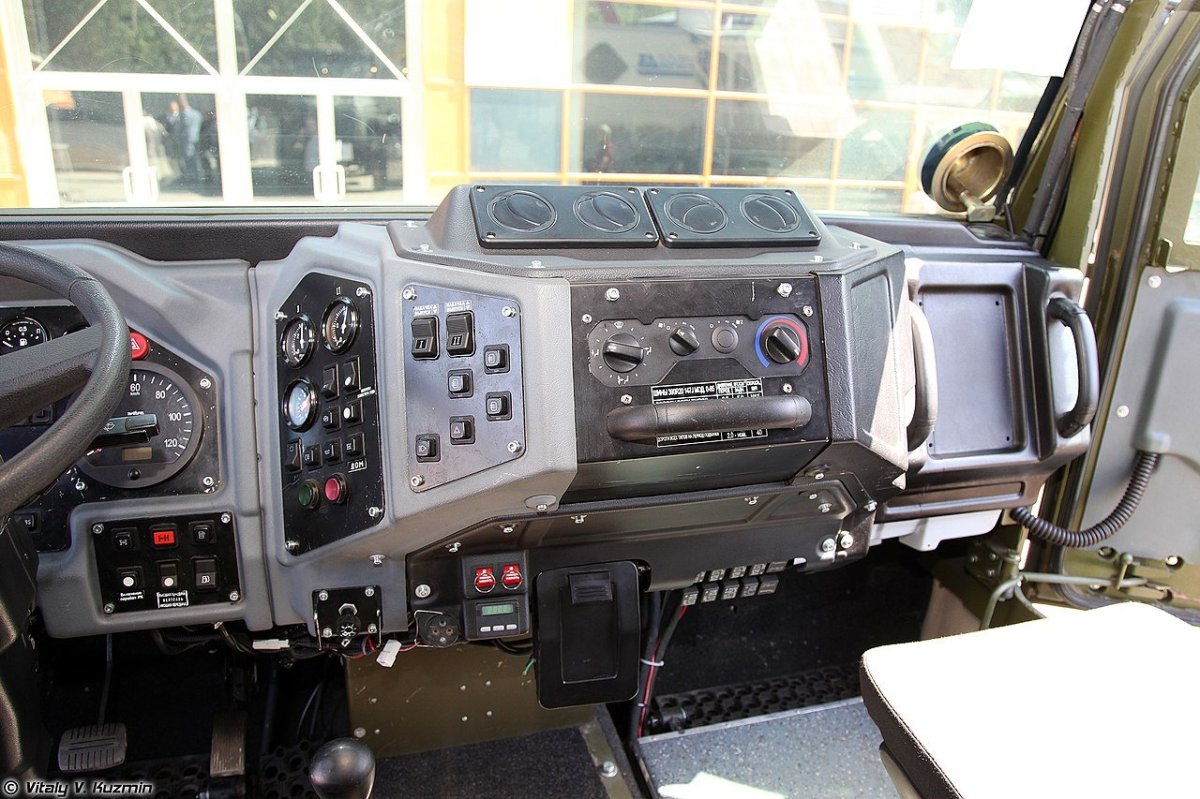 Новый Урал 4320 кабина