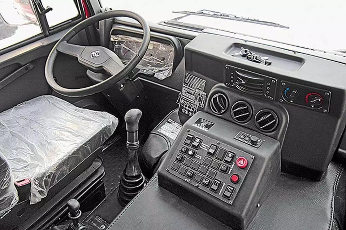 Урал 44202 седельный тягач салон