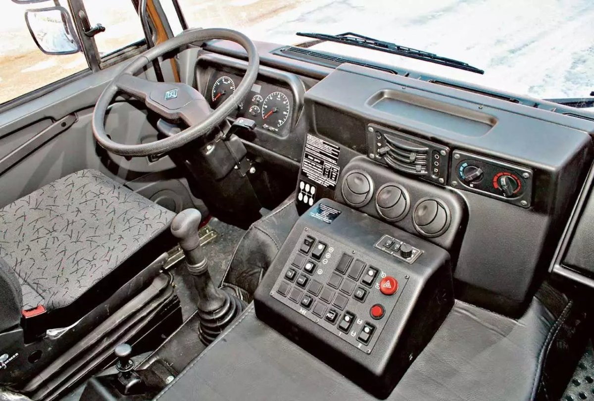 Урал 6370 кабина