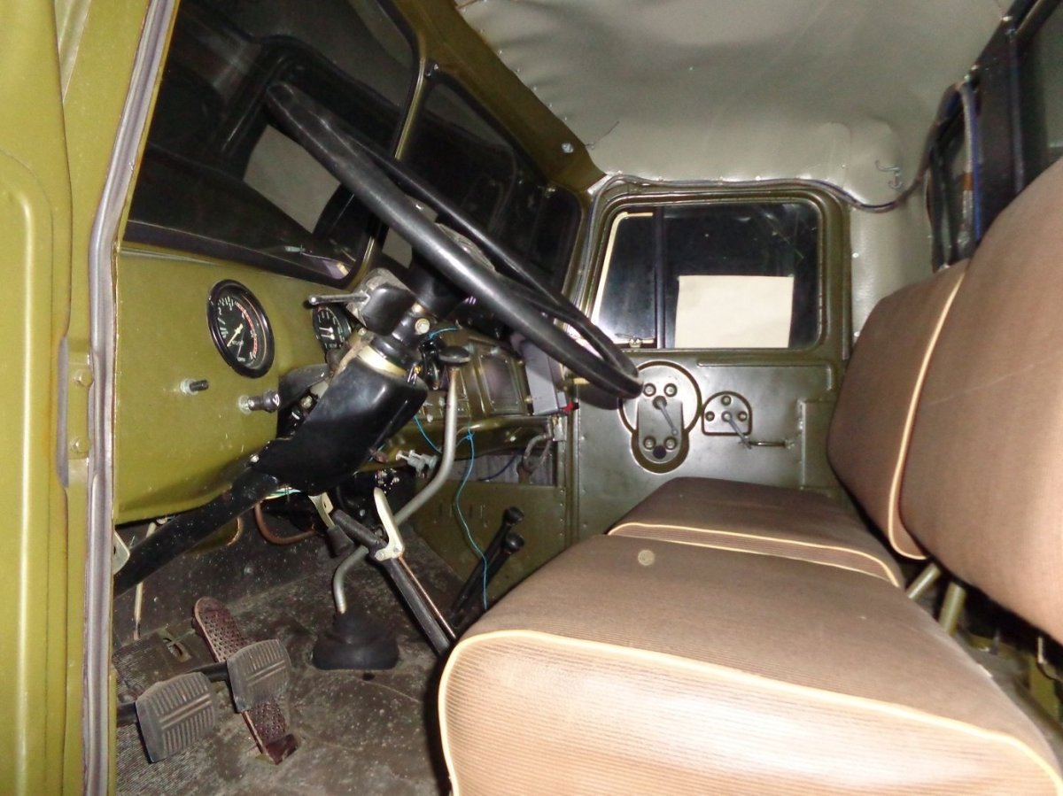 Урал 375 салон кабины