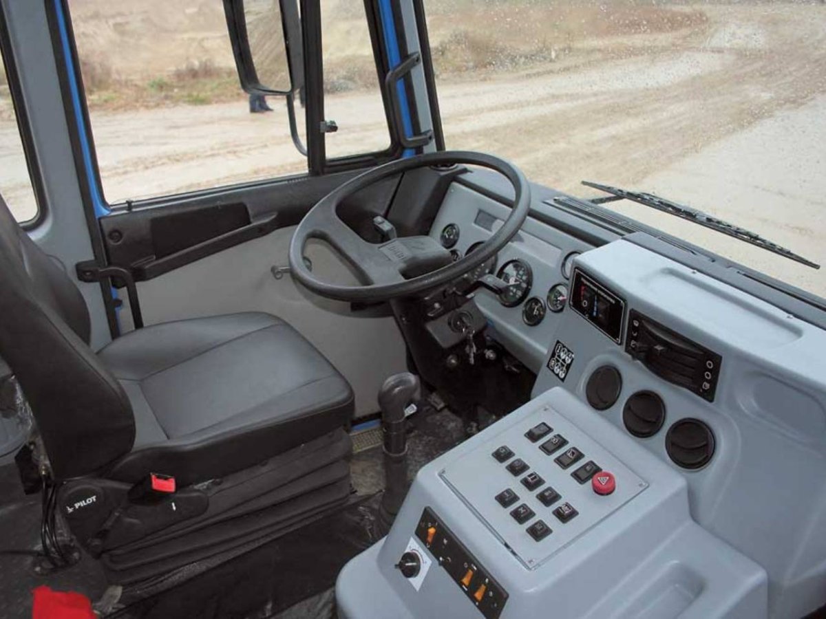 Урал 63685 кабина