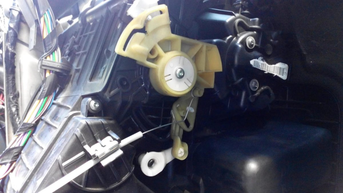 Тросик заслонки печки Рено Сценик 2