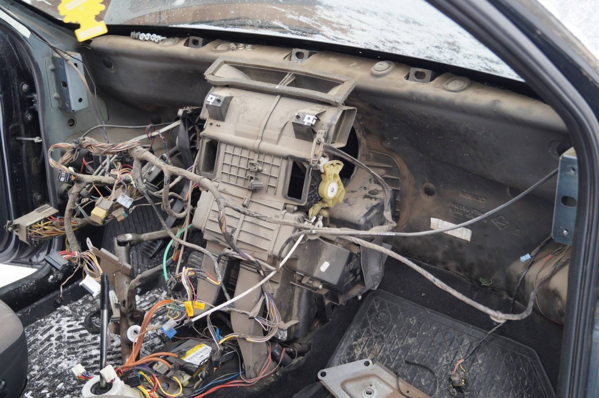 Рено Логан 1.4 снятие печки радиатора