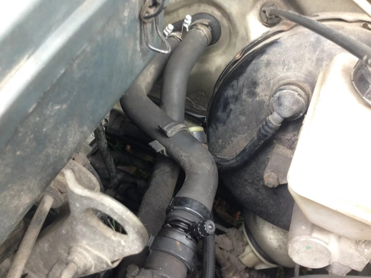 Логан 2006 1.6 патрубки печки