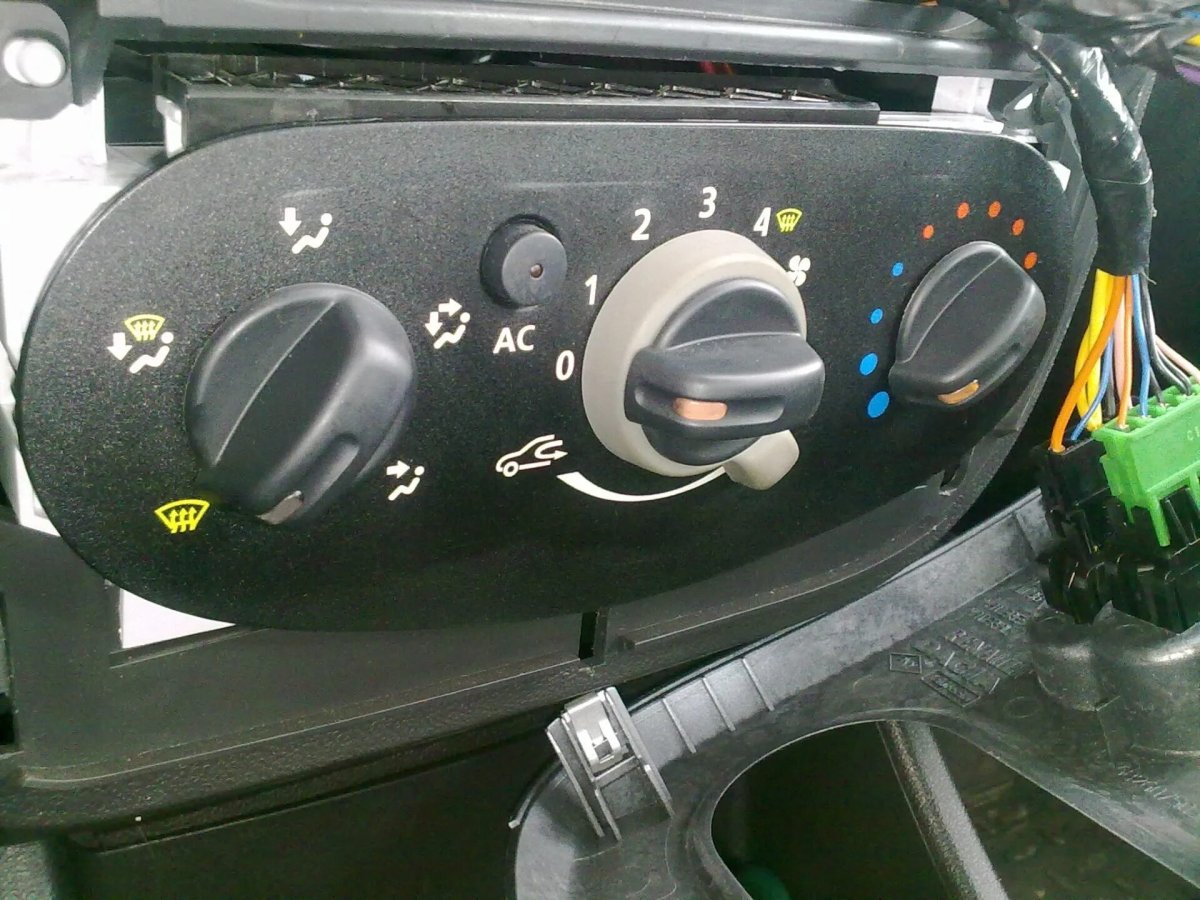 Лампа подсветки печки Рено Логан 1