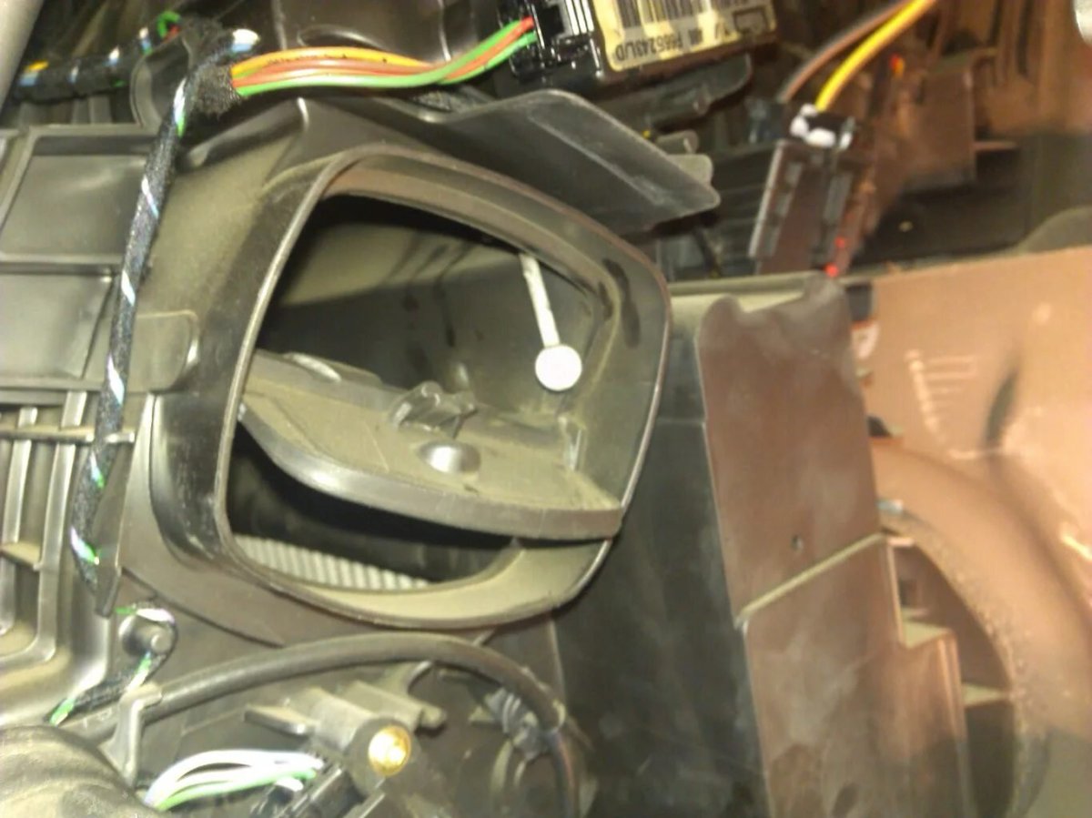 Заслонка печки Рено Логан 1