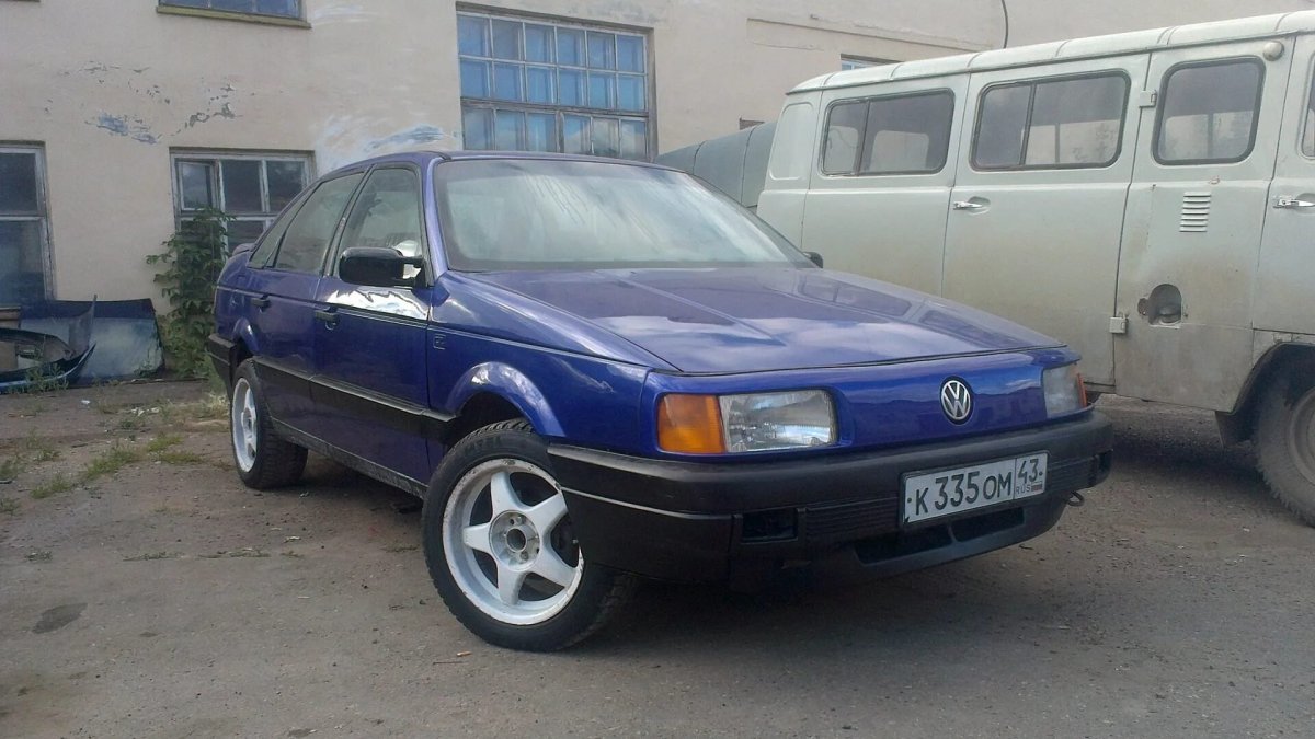 Фольксваген Пассат б3 седан синяя