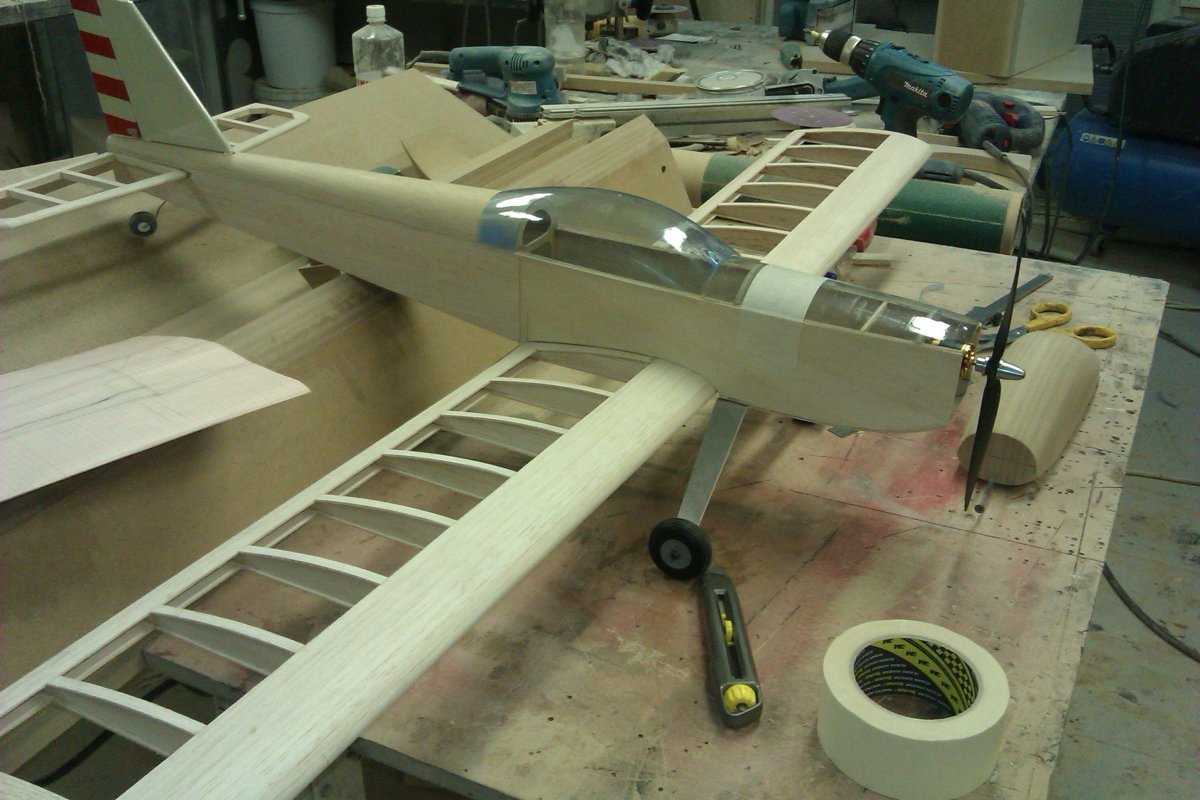 Модель самолета из бальзы