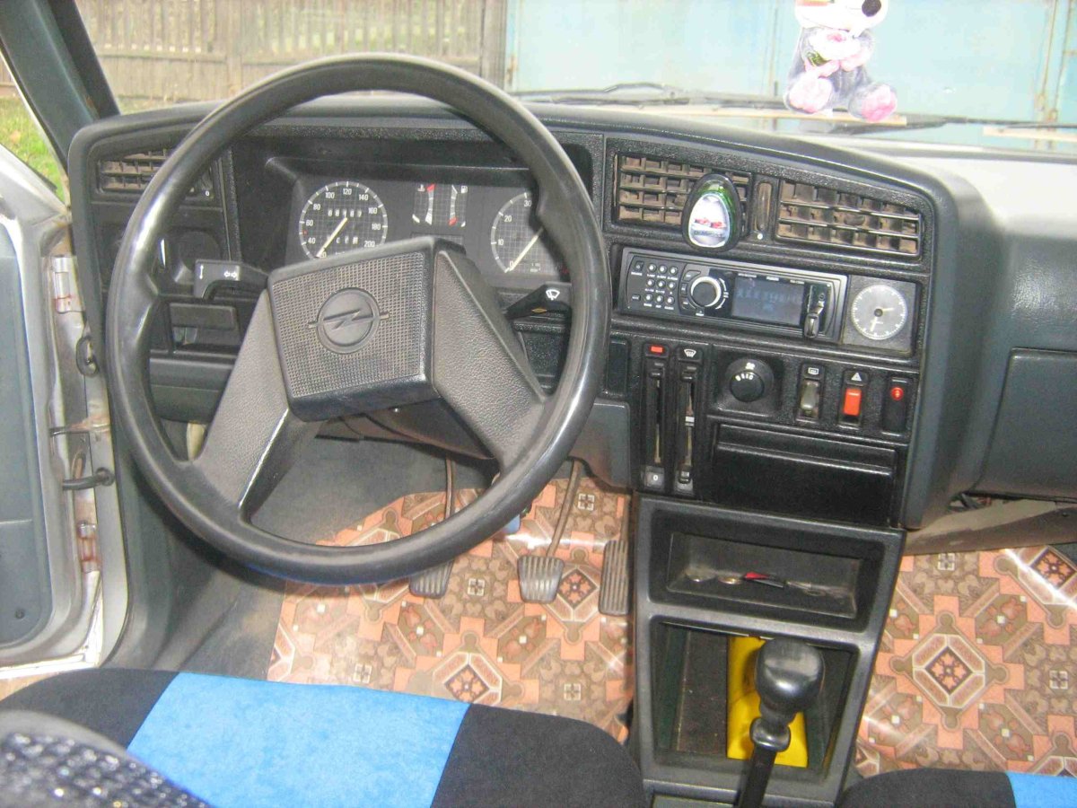 Опель Аскона спорт хэтчбек салон