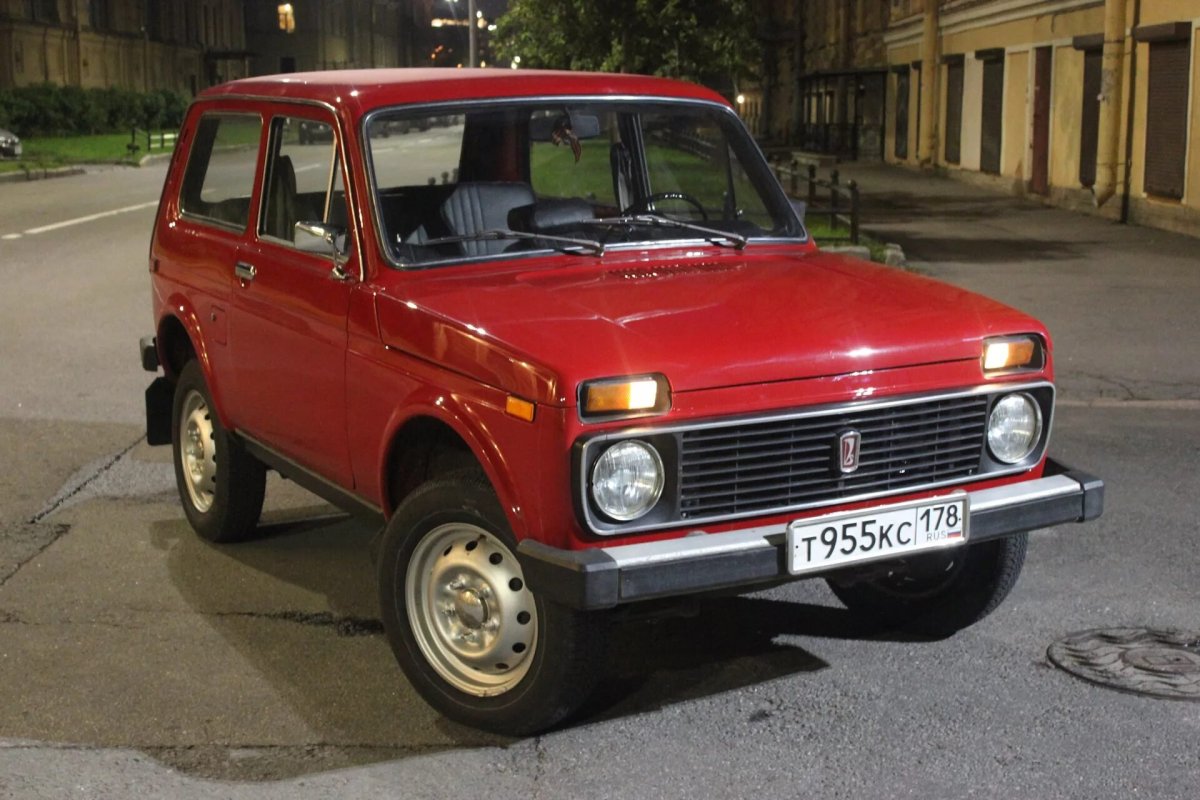 Нива 2121 красная