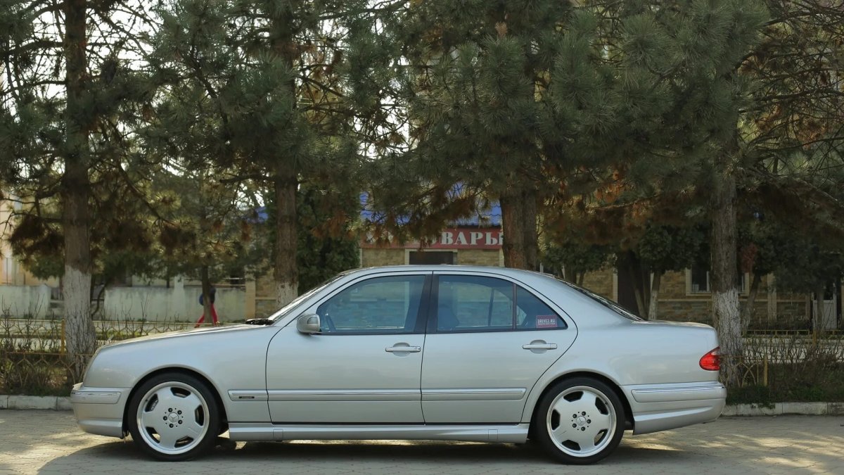 Мерседес Бенц 210 5.5 АМГ