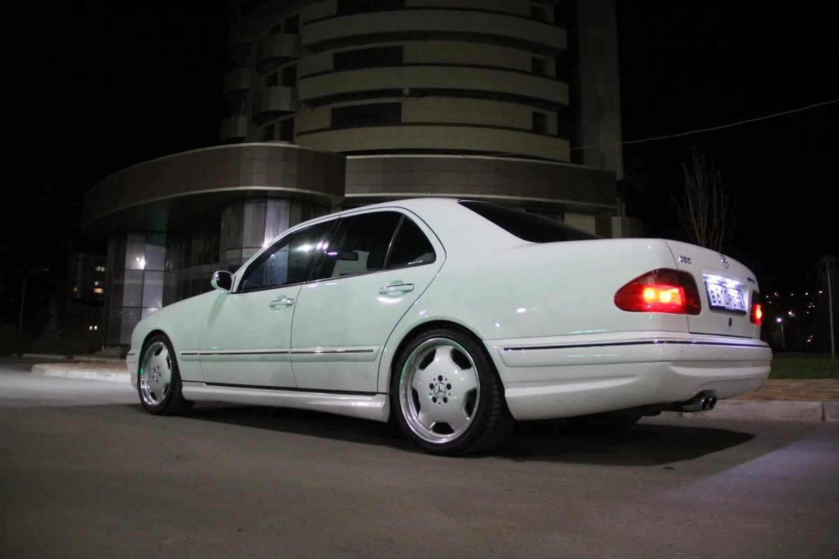 Мерседес 210 55 АМГ белый