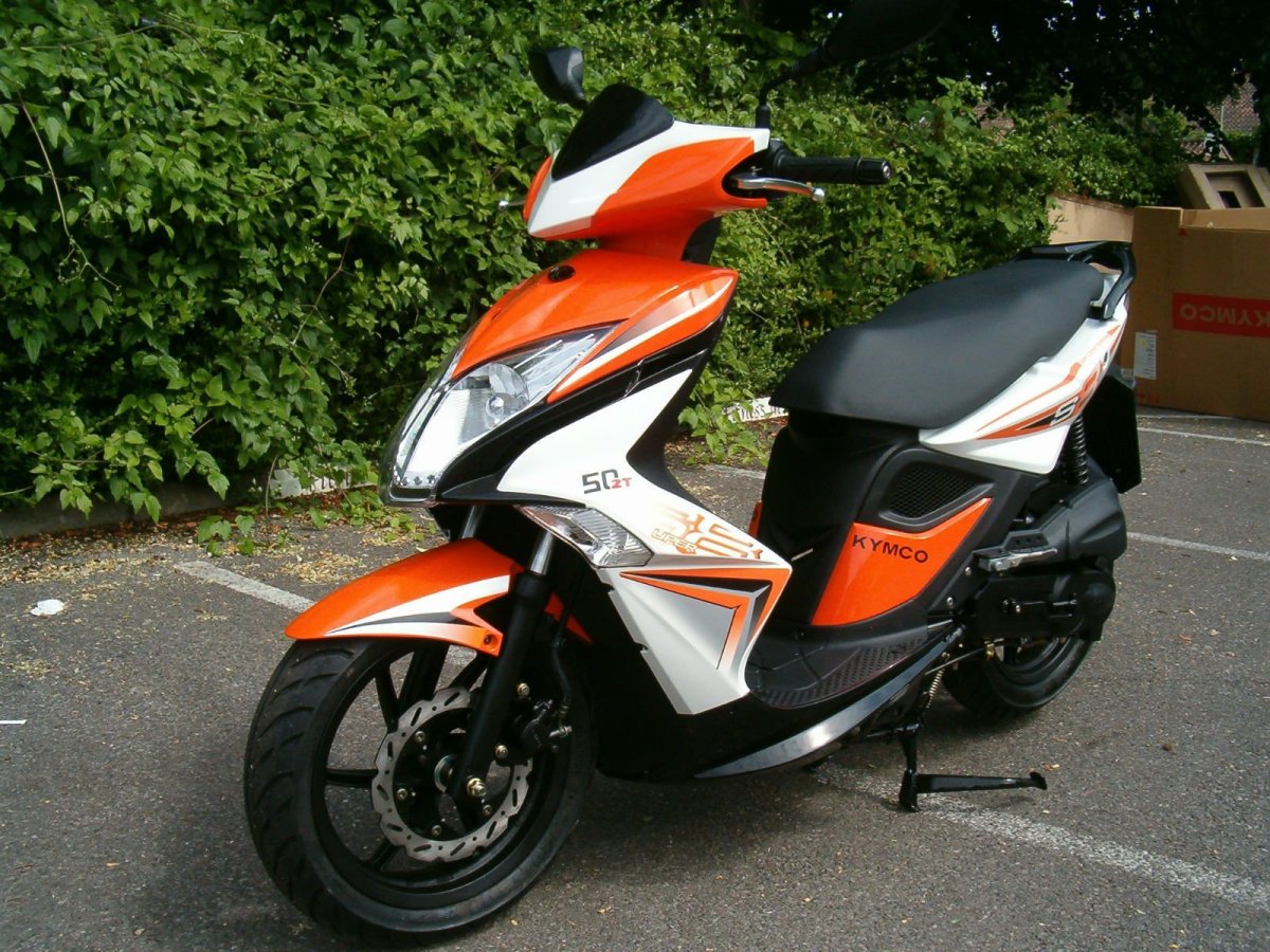 Оранжевый скутер