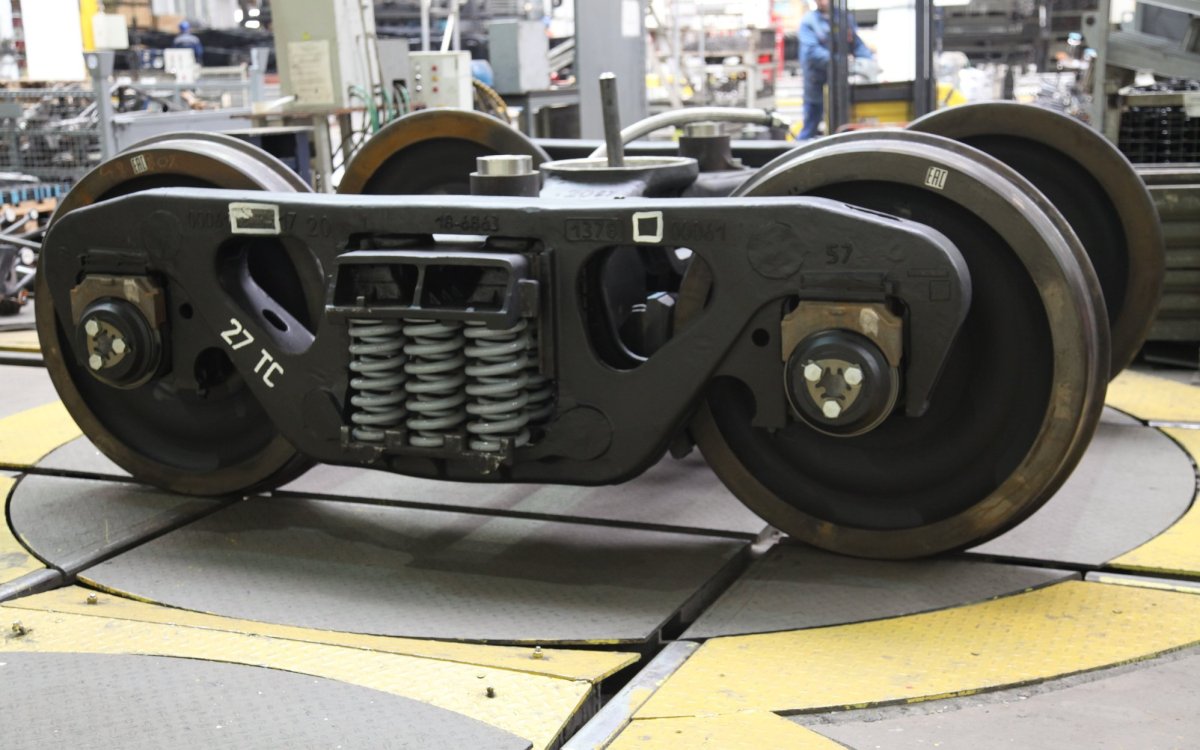 Тележки грузового вагона модели 18-9810 и 18-9855.