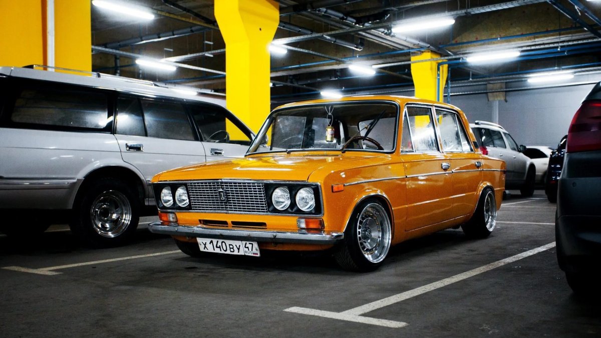 Желтая ВАЗ 2106 стенс