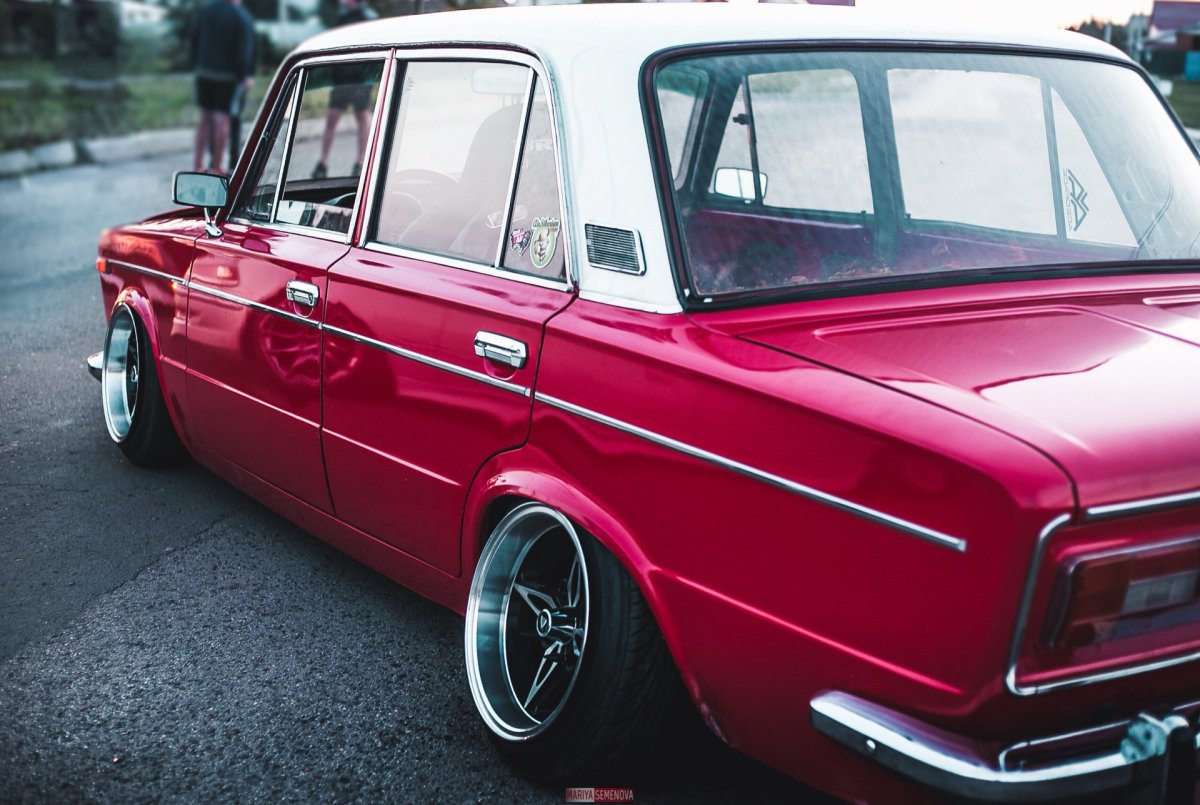 ВАЗ 2106 красная стенс