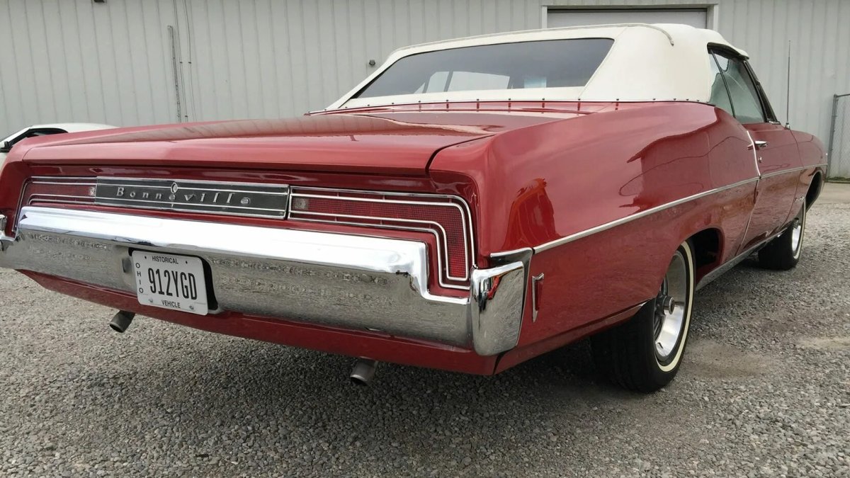 Pontiac Bonneville 1968 красная