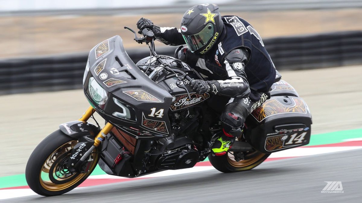 Уэйн на мотоцикле в школе