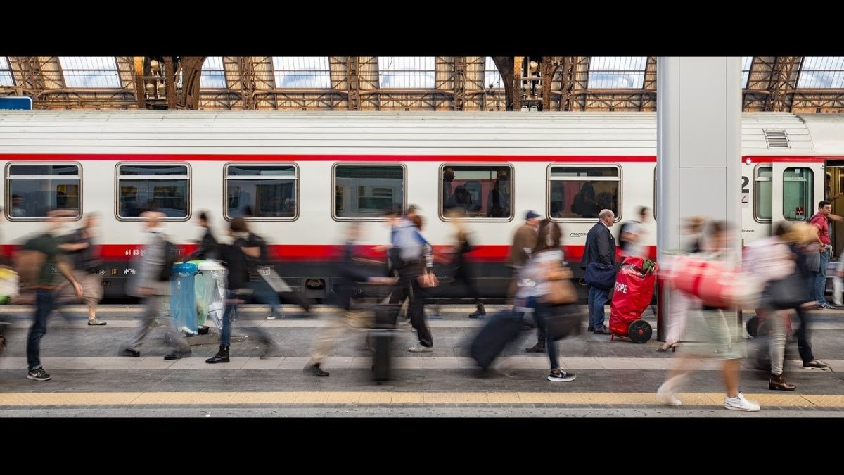 Люди на перроне