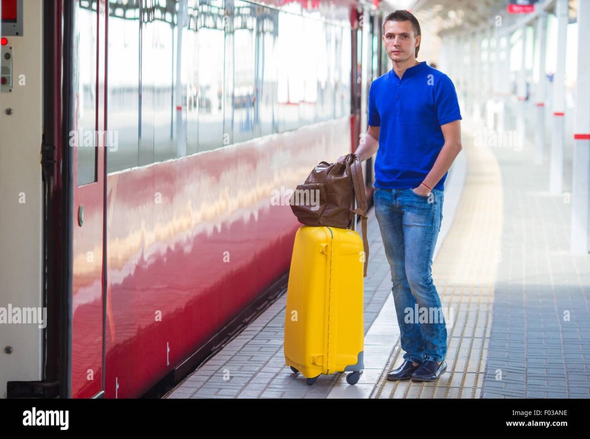Люди с чемоданами на вокзале