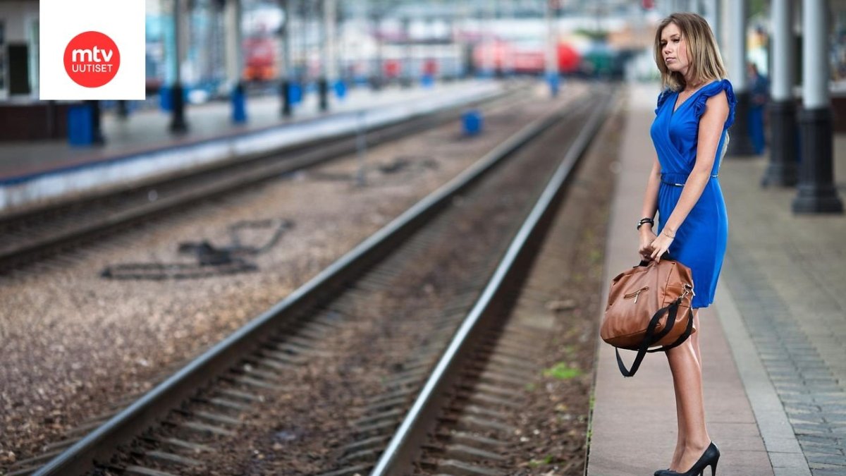 Девушка в платье на перроне