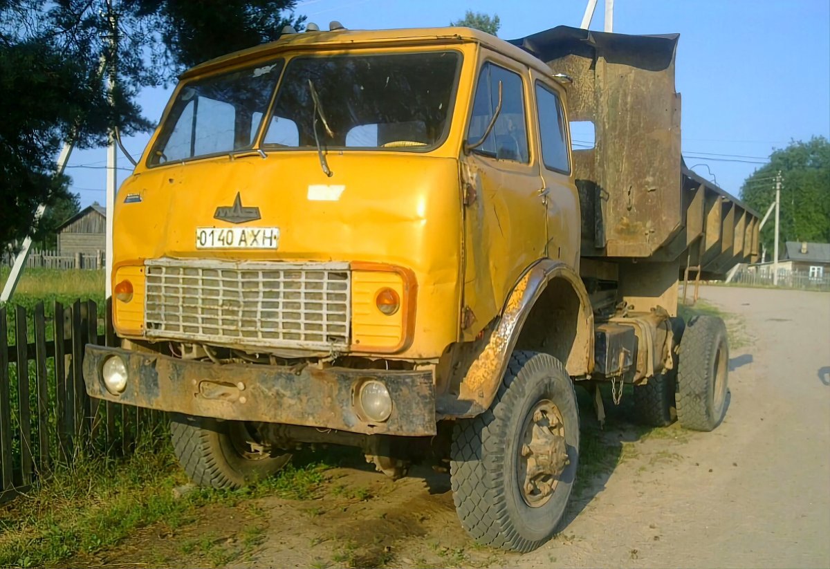 МАЗ-500 самосвал желтый