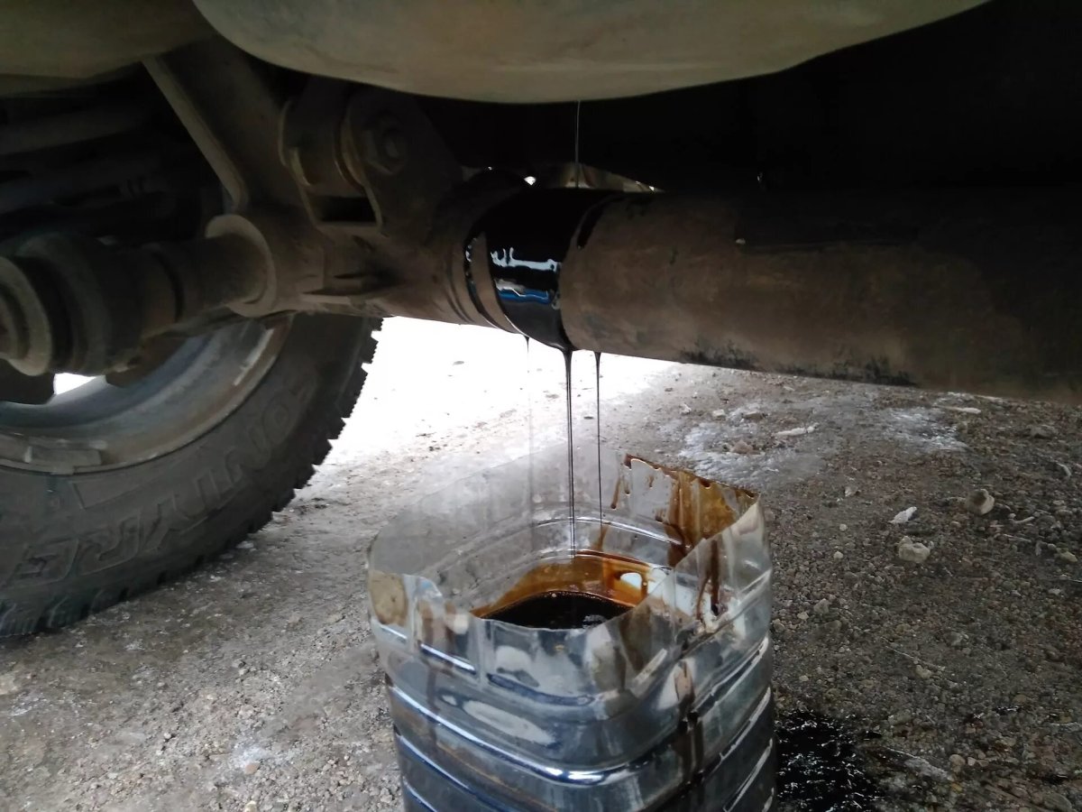 Сливная горловина масла Шевроле Нива