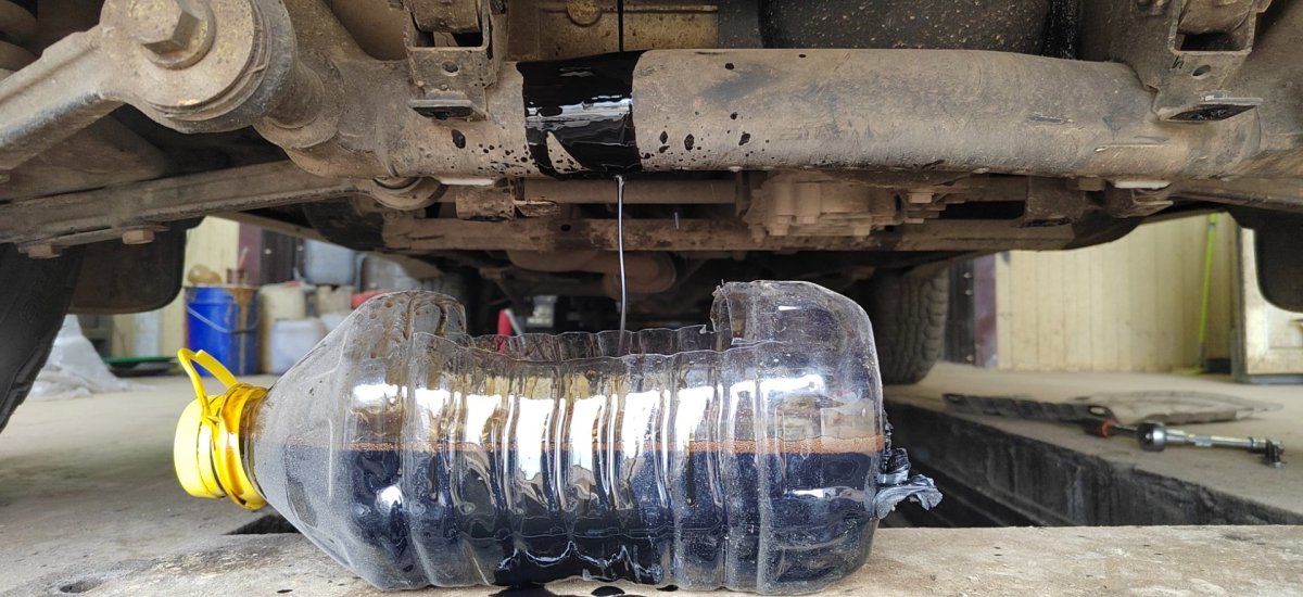 Как поменять масло в двигателе Нива Тревел