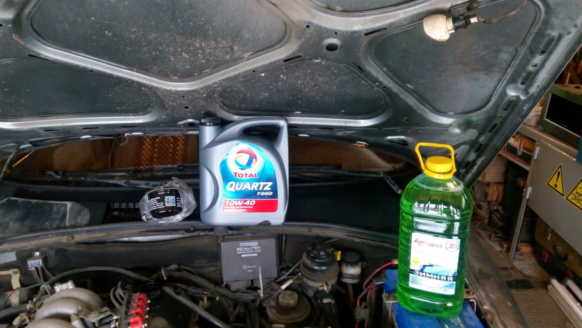 Шевроле Нива канистра в моторный отсек