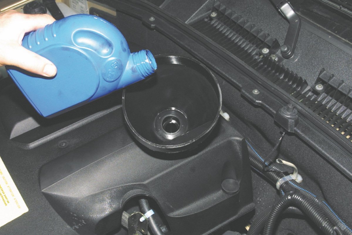 Шевроле Нива наливная горловина масла