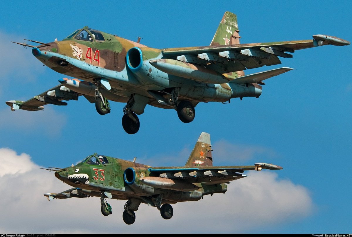 Военный самолет Су 25