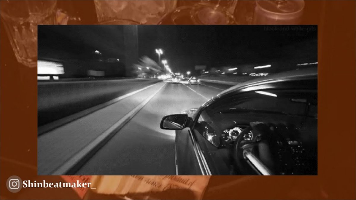 Машина ночью на дороге