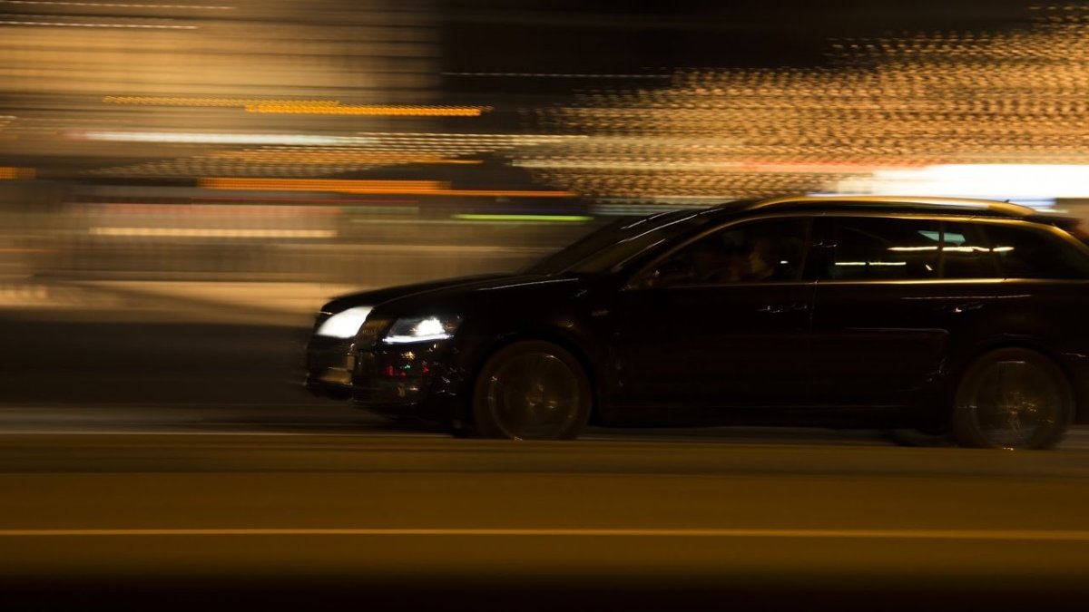 Машина едет в темноте