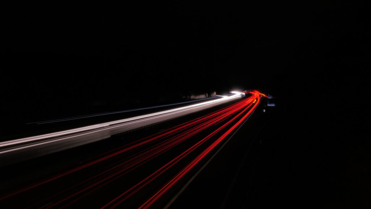 Следы от фар машин