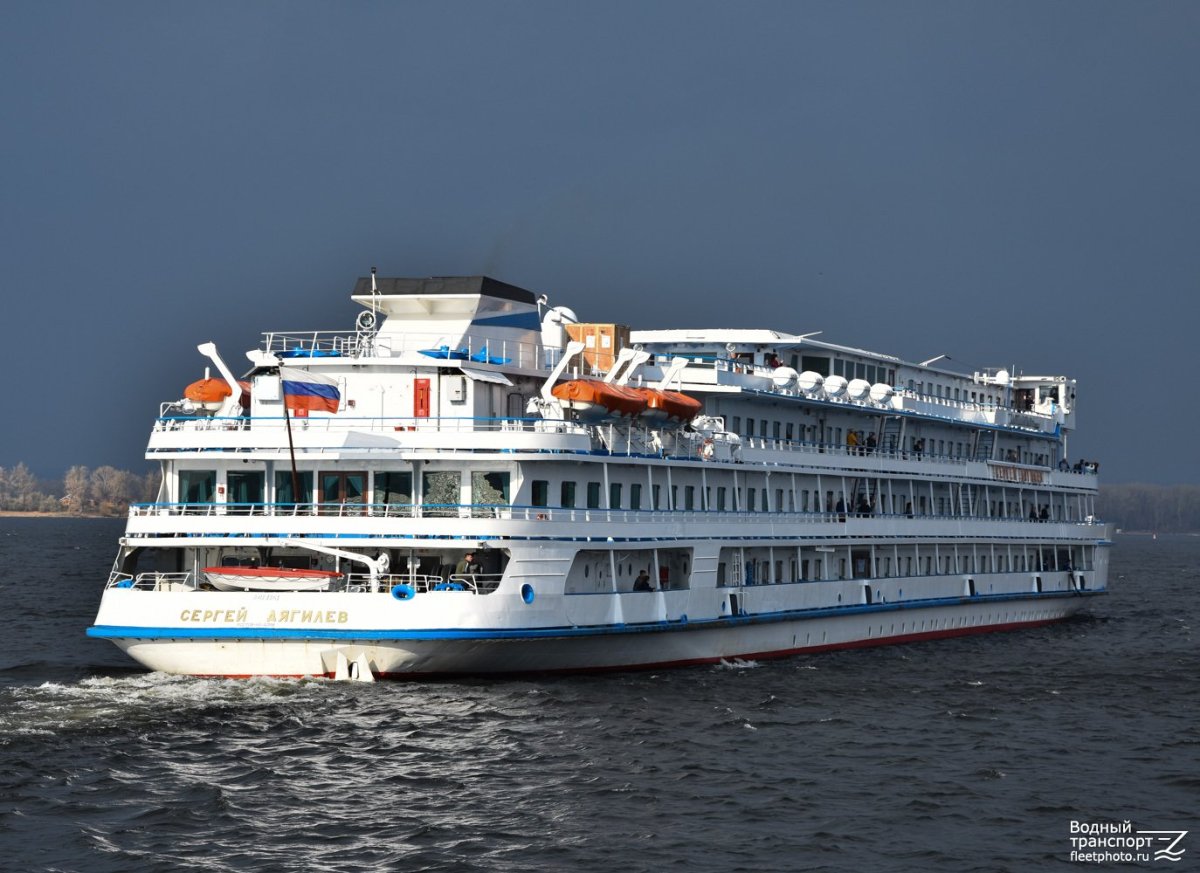 Теплоход Новиков Прибой