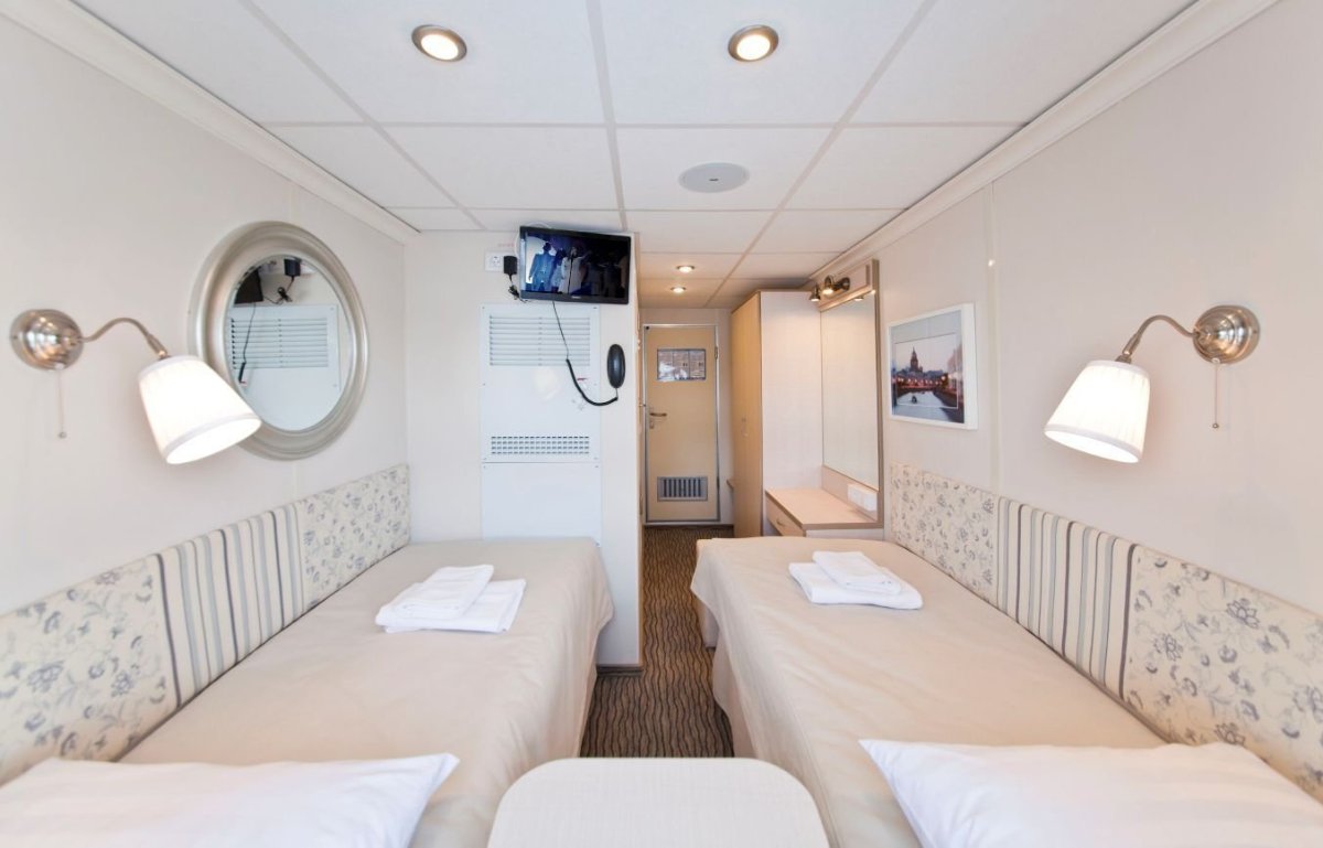 Теплоход Сергей Дягилев каюты