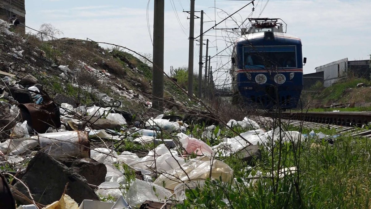 Мусор у железной дороги