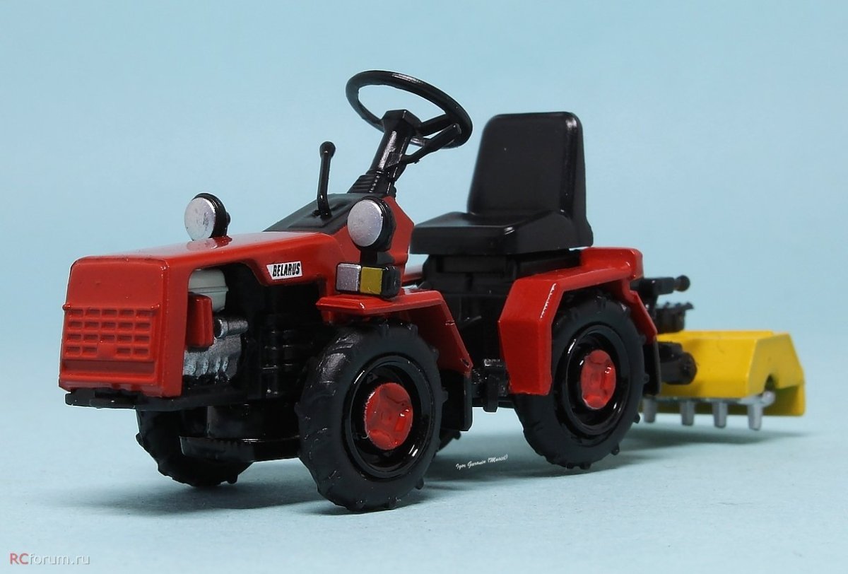 Трактор Беларус 132 с прессом