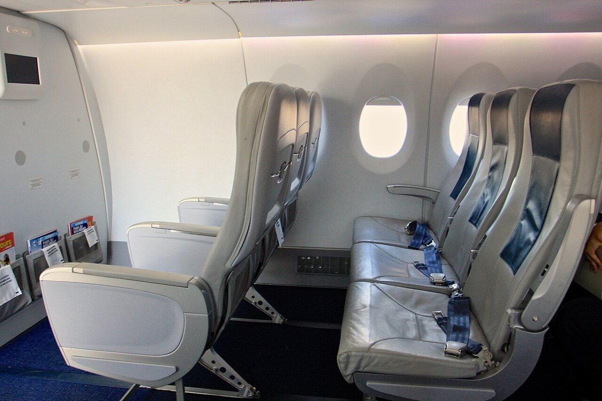 Самолет Sukhoi Superjet 100 салон