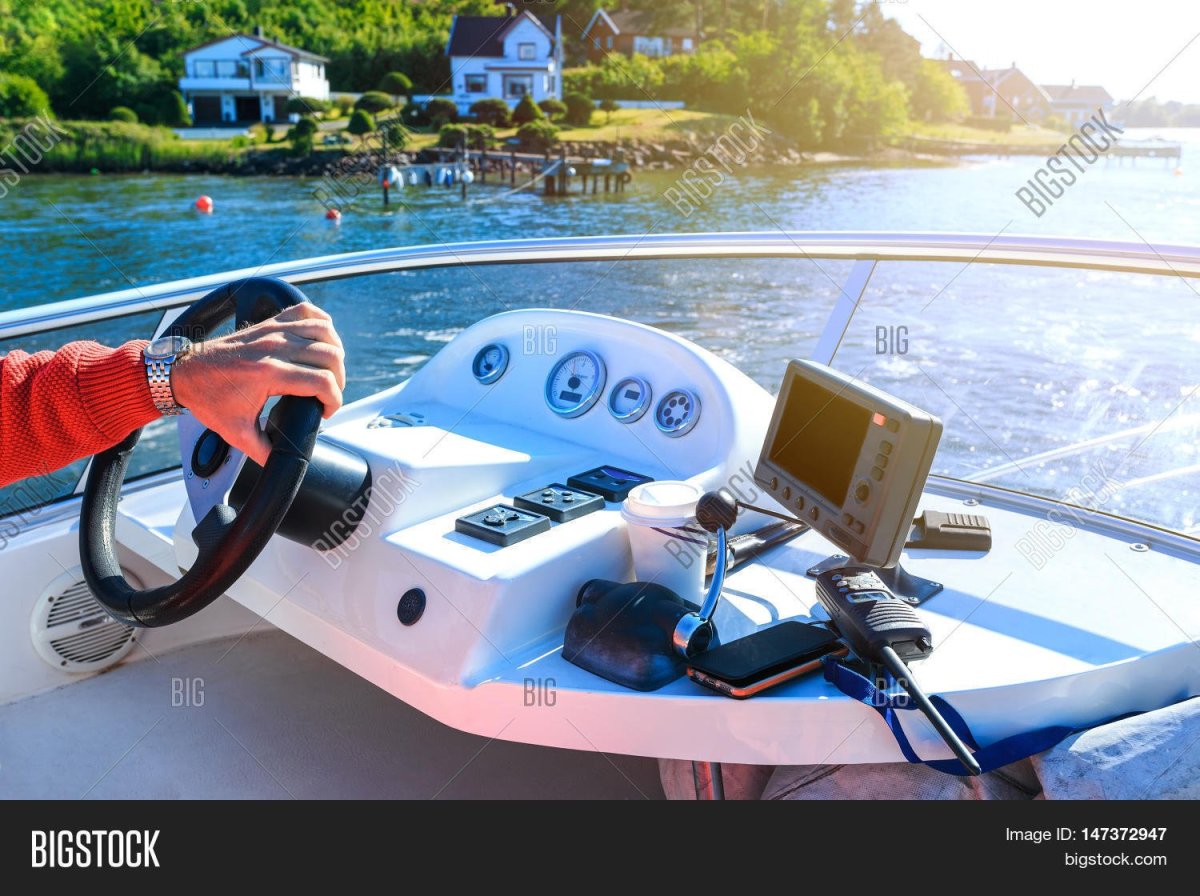 За рулем катера